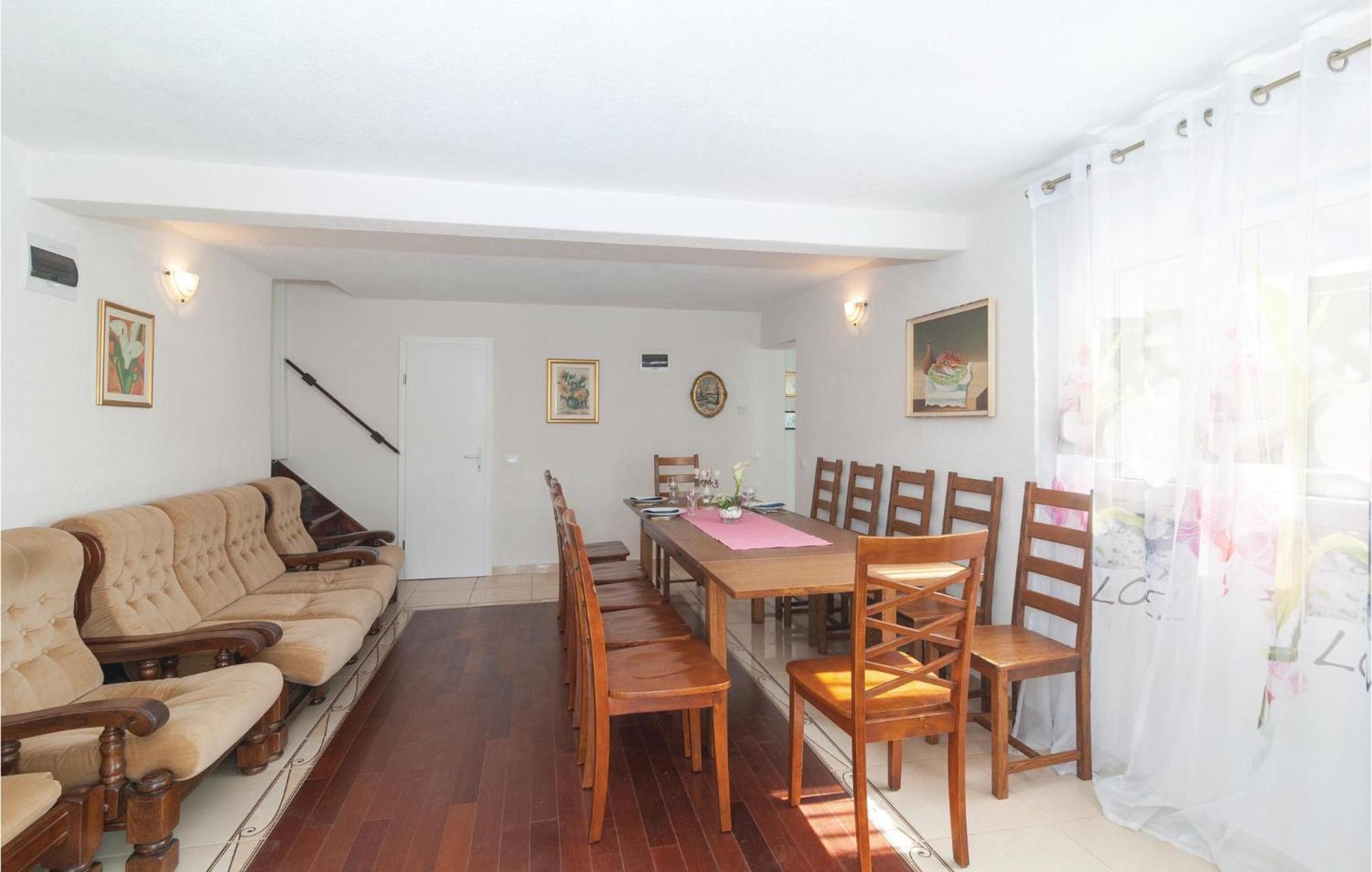 Cozy Home In Stomorska With Kitchen 外观 照片